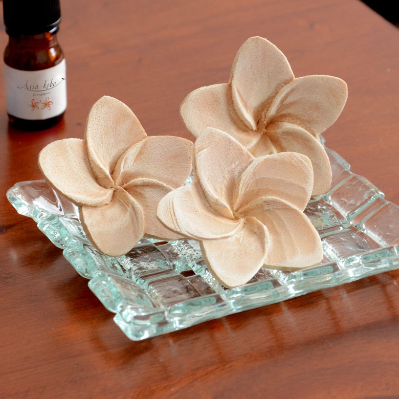 バリ島のアルバシアの木で出来た、アロマウッド。プルメリアの木製アロマフラワー。