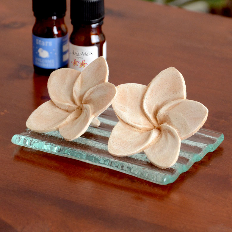 ガラスのトレイと相性抜群のウッドフラワー