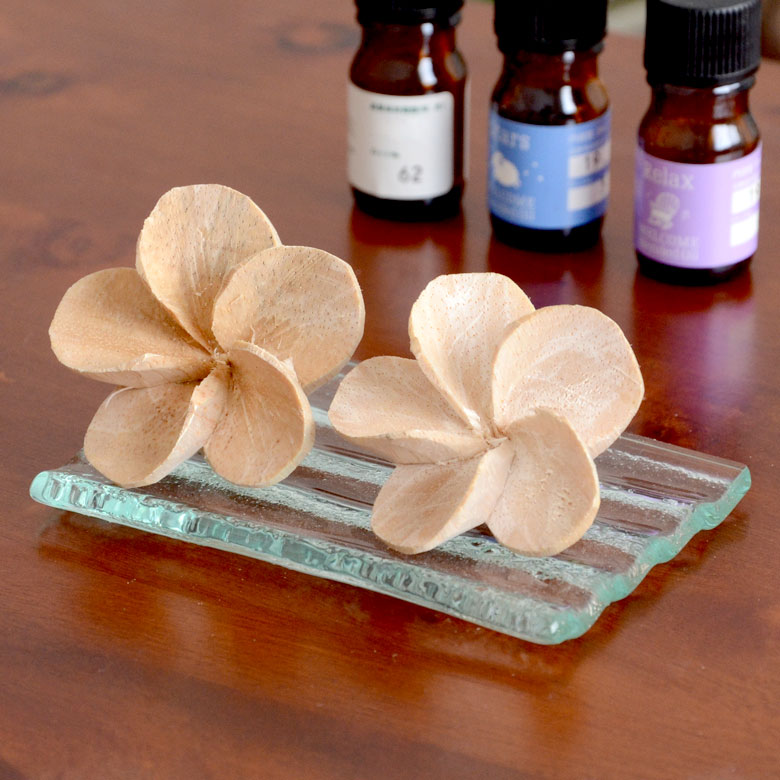 ガラスのトレイと相性抜群のウッドフラワー