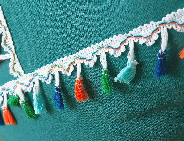 華やかな色とりどりのフリンジ