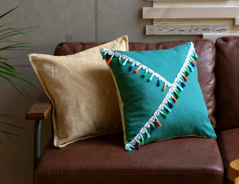 柄違いのクッションカバーを組み合わせて