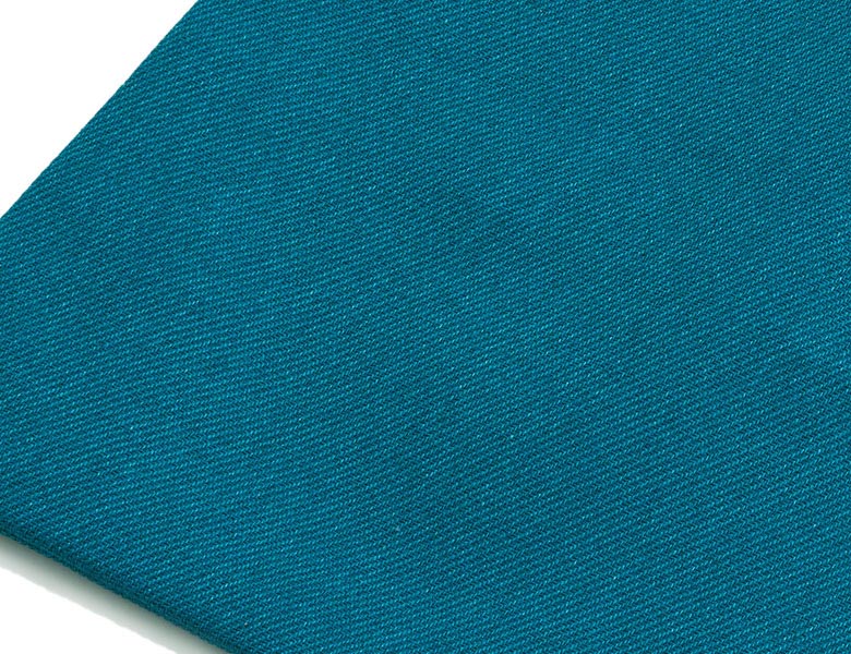 地厚で張りがある、ザックリとした素材感。