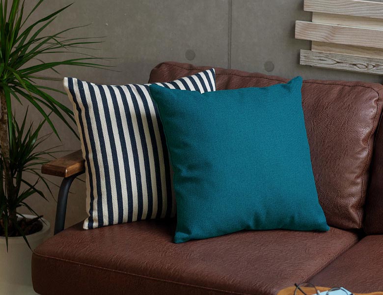 柄違いのクッションカバーを組み合わせて