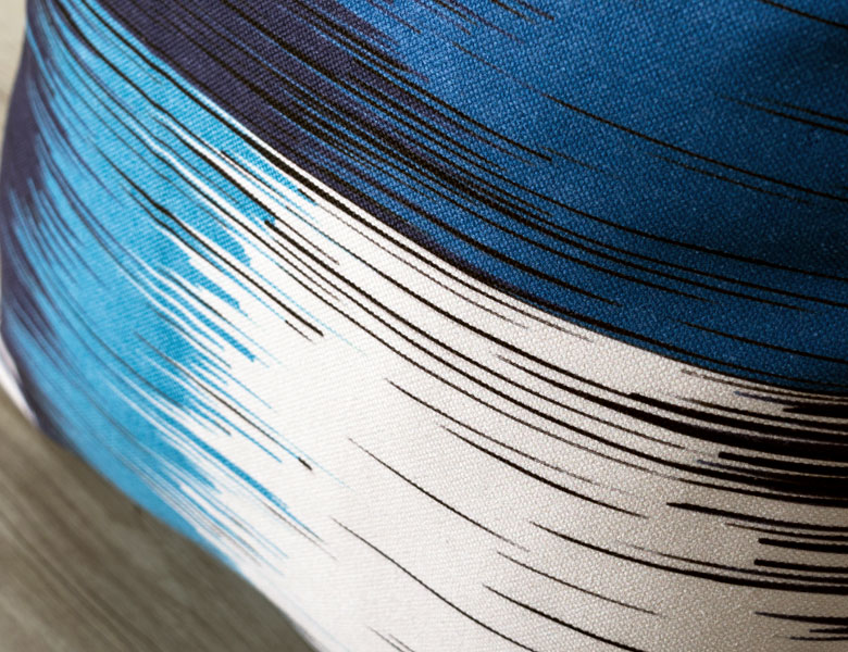 柄違いのクッションカバーを組み合わせて