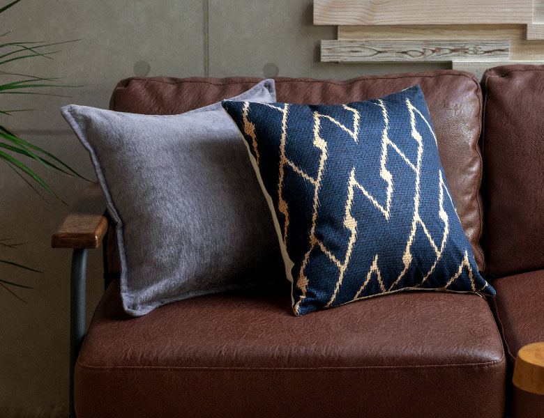 柄違いのクッションカバーを組み合わせて