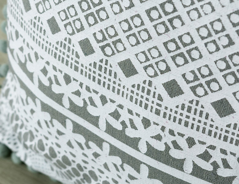 華やかな色とりどりのフリンジ