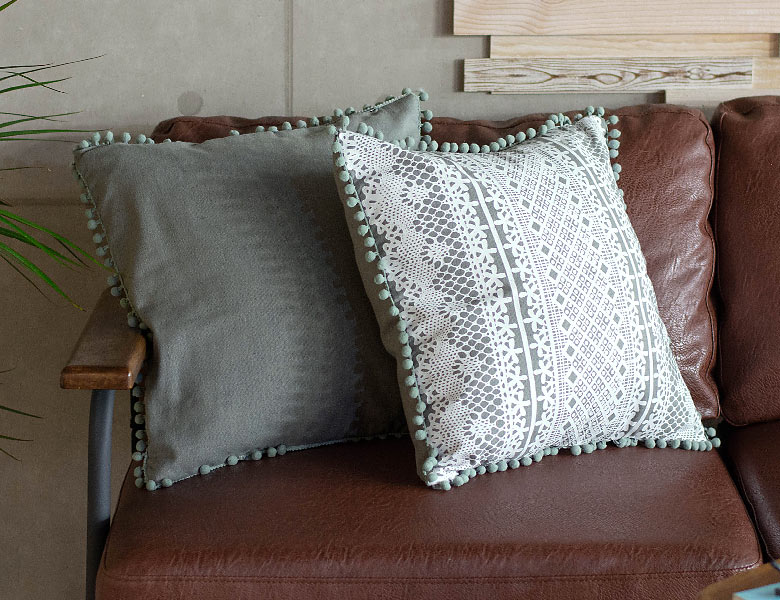 柄違いのクッションカバーを組み合わせて