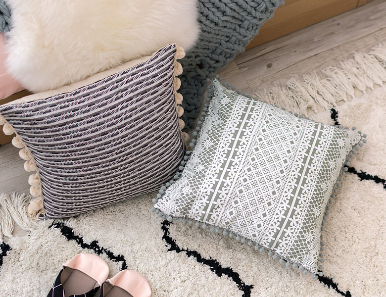 リビングのソファやベッドルームでも