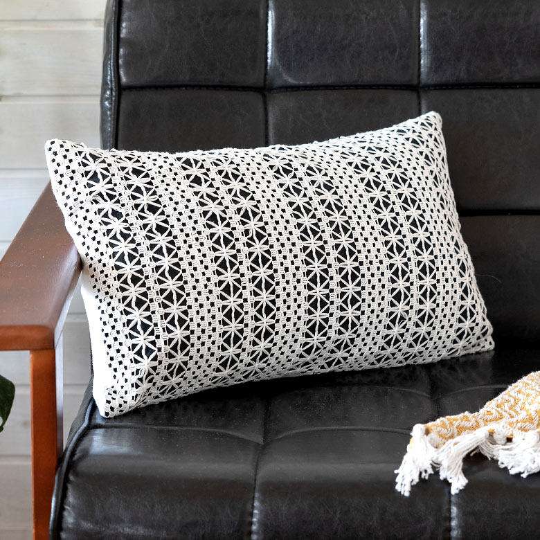 モンステラ柄のボタニカルなクッションカバー。