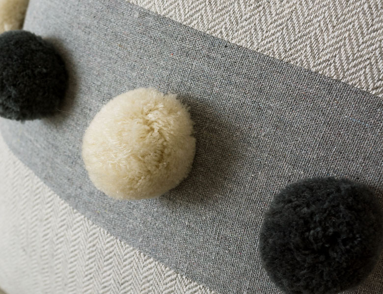 柄違いのクッションカバーを組み合わせて