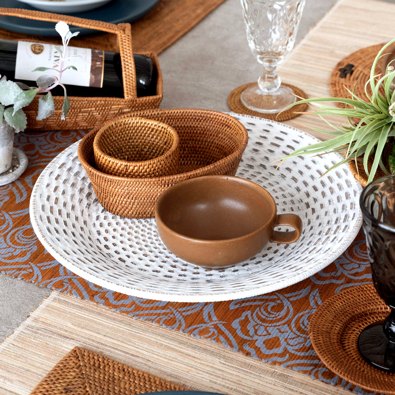 ホワイトカラーの木製デザインラウンドトレー