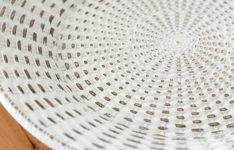 ラタンの立体的な編み目を地球にやさしいMDFで再現