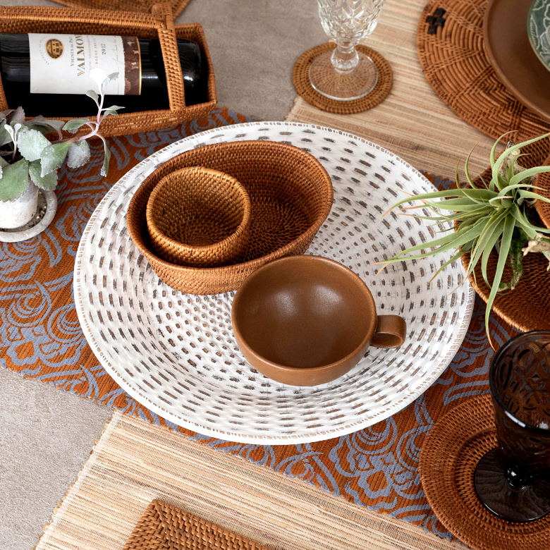 テーブルが明るくなるナチュラルなホワイトカラー