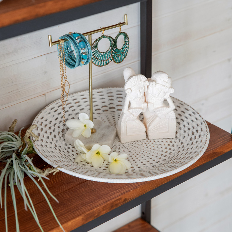 オブジェを載せてデコレーショントレイとして楽しむのも素敵