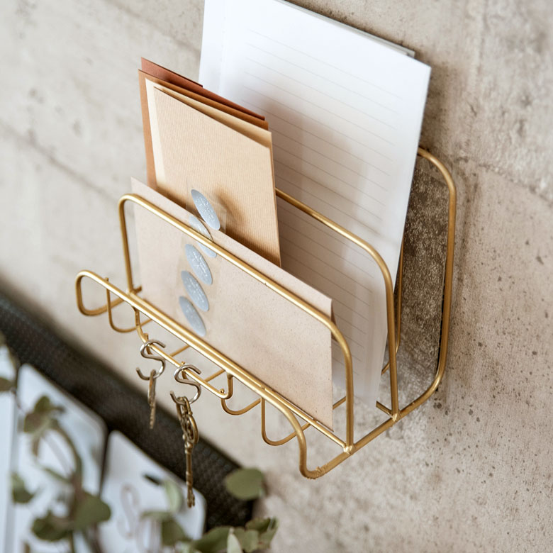 置いても掛けても使えるレターホルダー