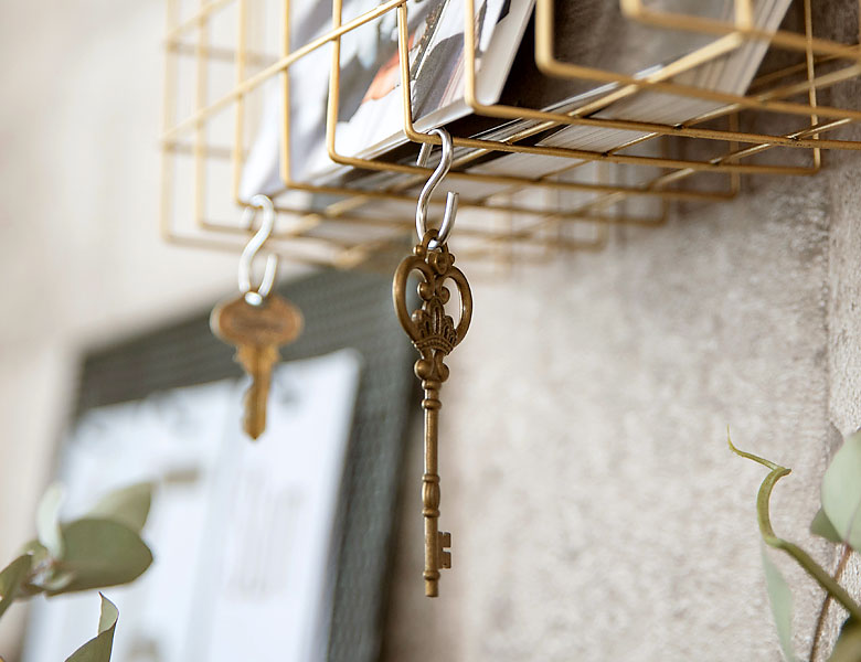 S字フックを使って鍵やアクセサリーを掛けることも