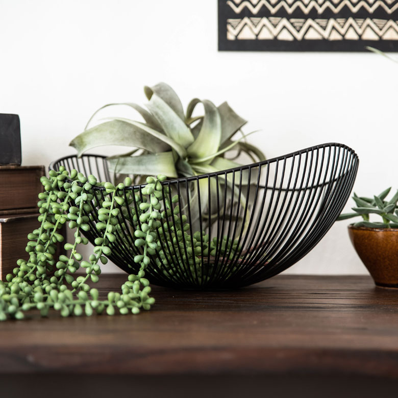 味のある形のワイヤーバスケット。