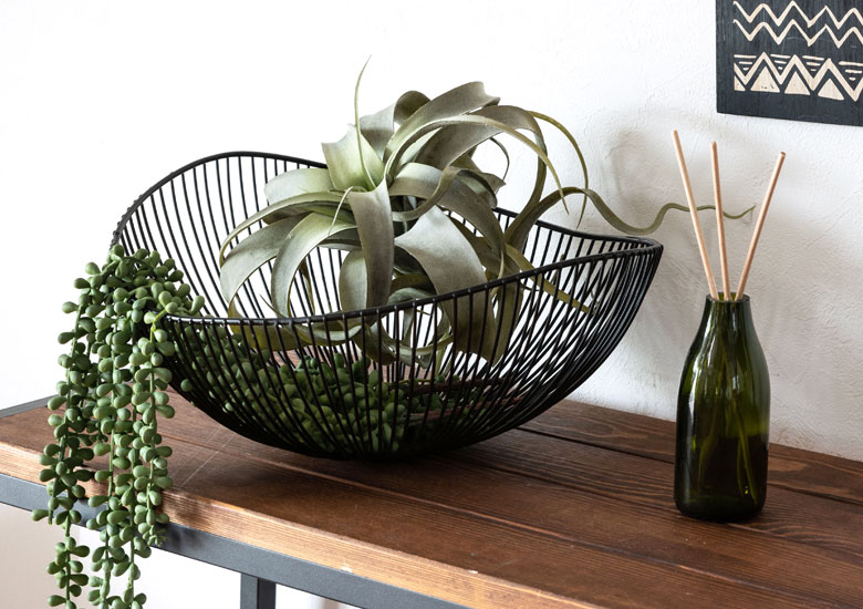 ディスプレイや収納に便利なワイヤーバスケット。