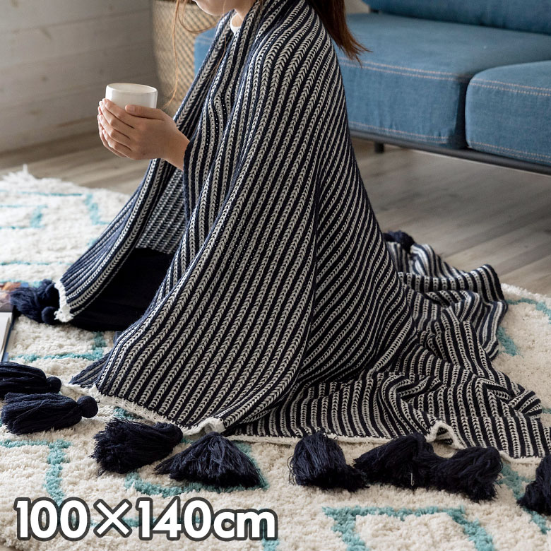 サイドにボリュームたっぷりのタッセルが付いたブランケット