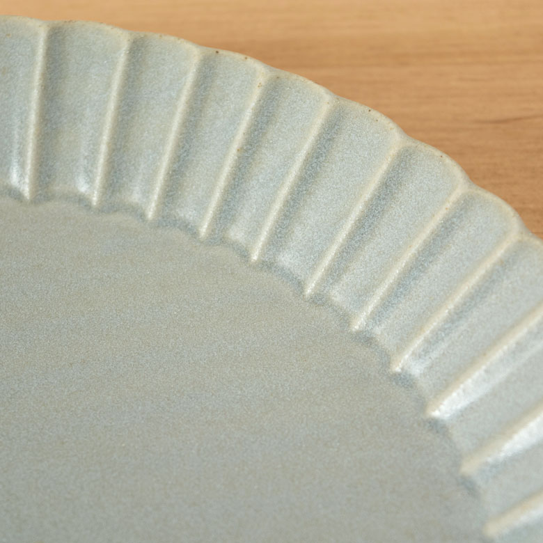 フチが菊の花のよう。