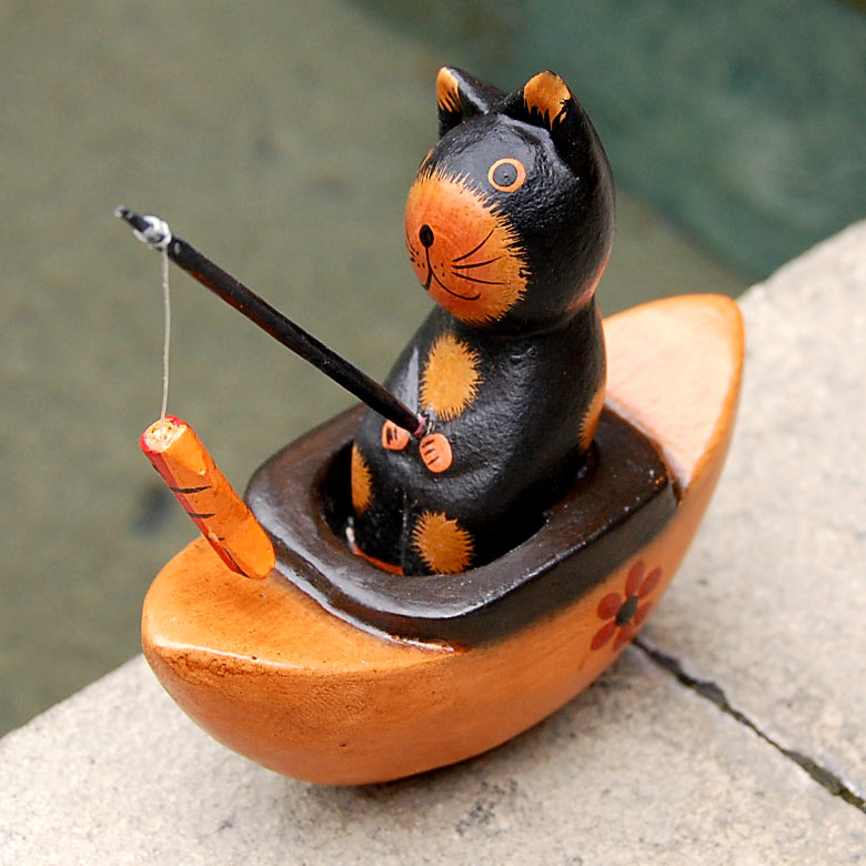 魚釣りが大好きな小舟に乗ったバリネコのオブジェ