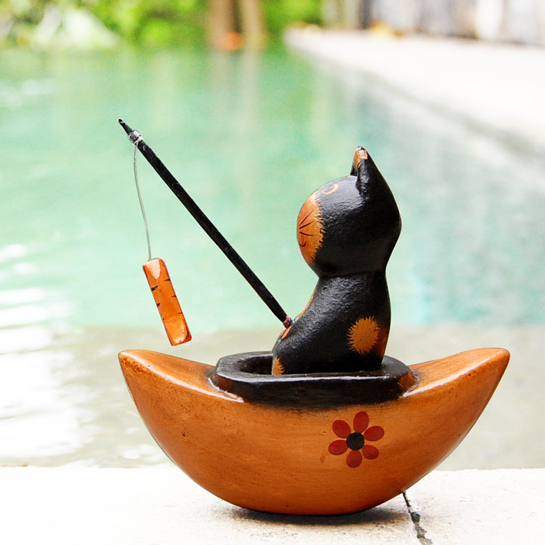 小舟には赤いプルメリアが描かれています