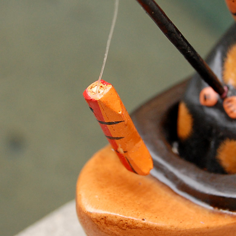 竿先にはカラフルな魚が