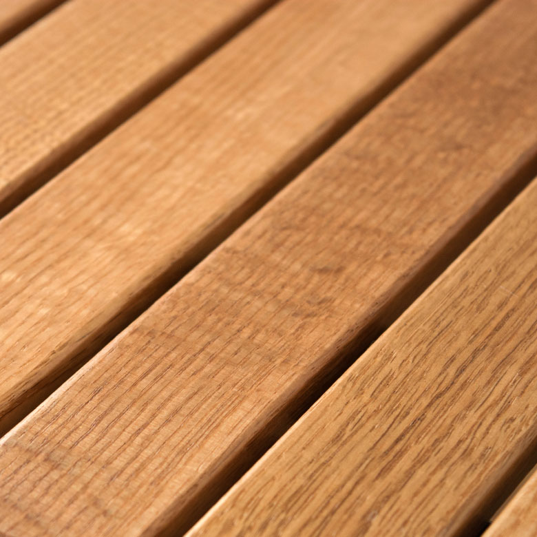 アウトドアシーンにもよく馴染む自然な木目