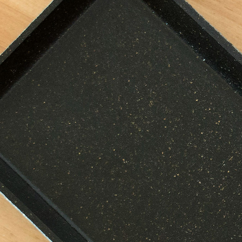 もみ殻の素材感で、黒くても重すぎない印象