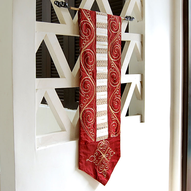 えんじとゴールドの組み合わせが華やかなタペストリー