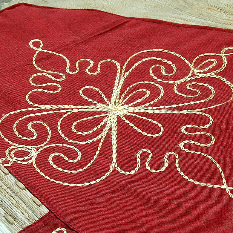 一つ一つ丁寧に施されたゴールドの刺繍