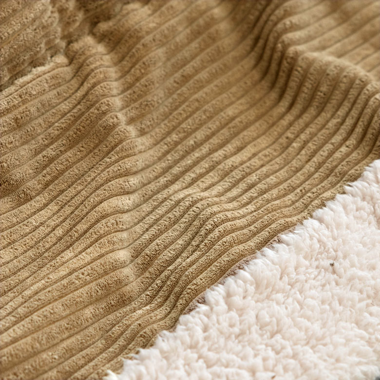 しっとりとした素材感のコーデュロイ