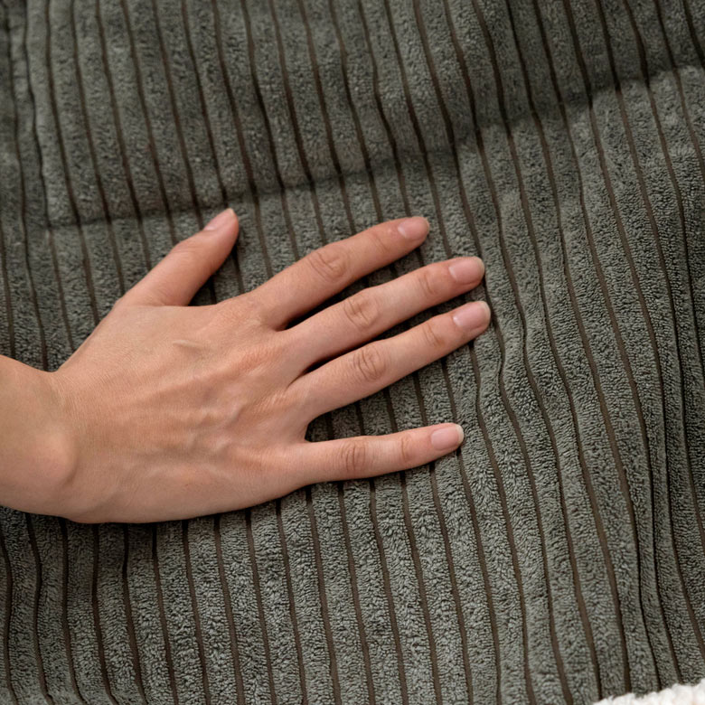 しっとりとした素材感のコーデュロイ