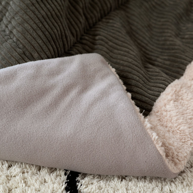 内側はあったかいフリース素材で、スイッチを入れたてでも冷たくない！