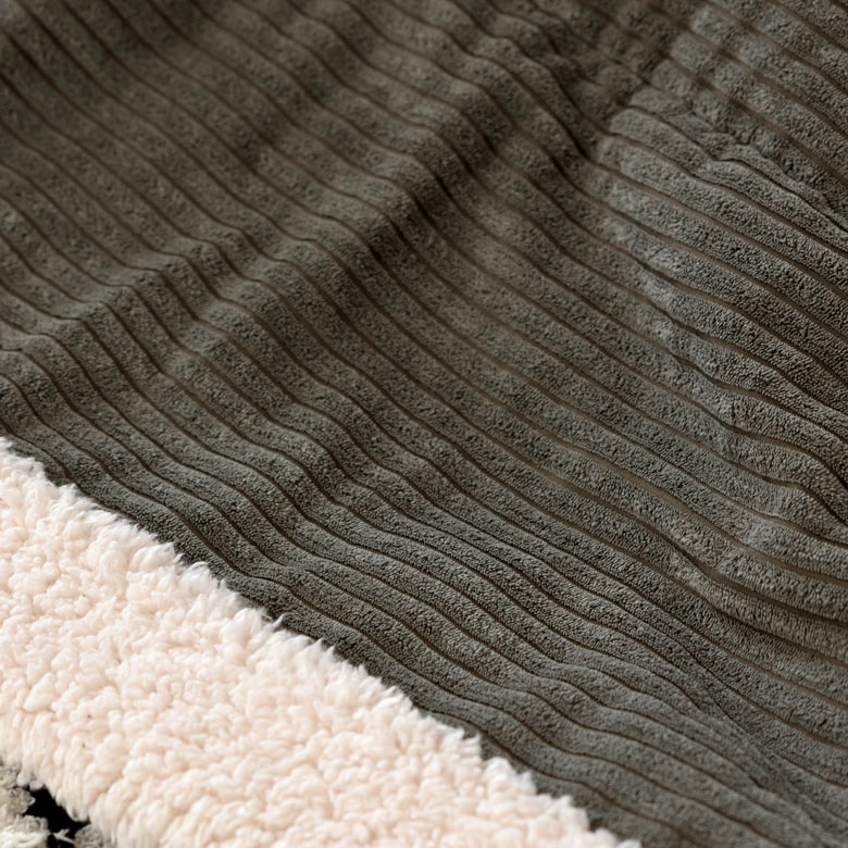 しっとりとした素材感のコーデュロイ