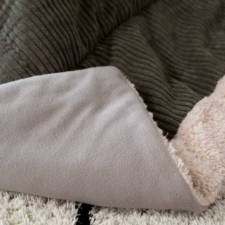 内側はあったかいフリース素材で、スイッチを入れたてでも冷たくない！