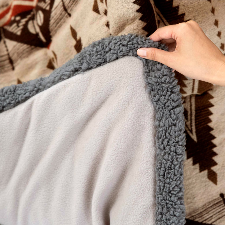 内側はあったかいフリース素材で、スイッチを入れたてでも冷たくない！