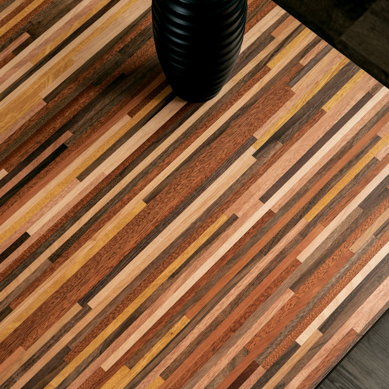 風合いたっぷりの木目が美しい天然木天板