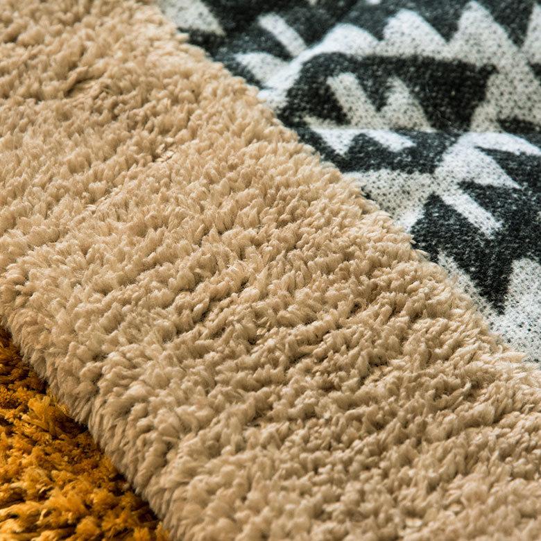 見た目にも温かいボアデザイン