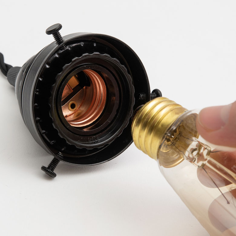 電球とコードをそろえれば、すぐにご使用いただけます。