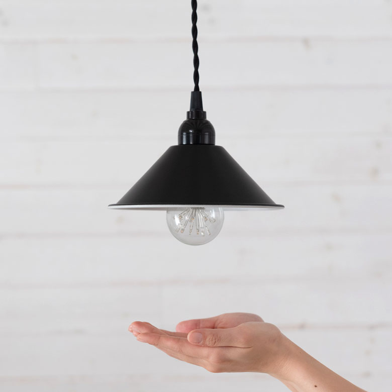 シェードのサイズは、手のひら大