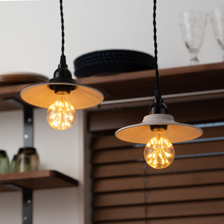 シェード裏面はホワイトなので、電球の色で染まります。