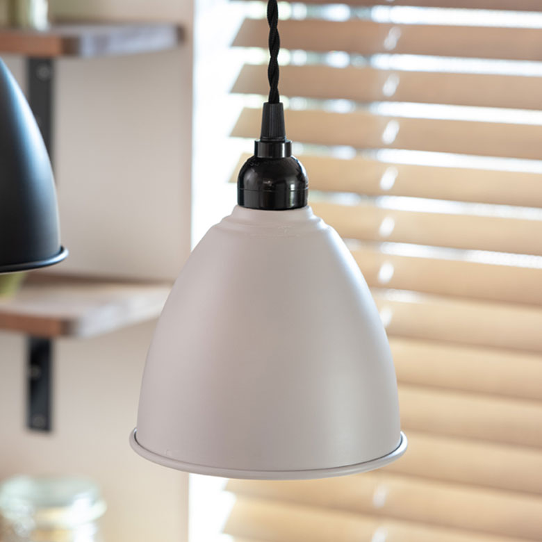 グレーは、ナチュラルなお部屋にも合わせやすい。