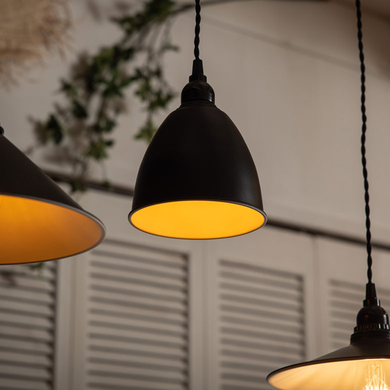 シンプルなライトだから、電球の色で様々な雰囲気をお楽しみいただけます。