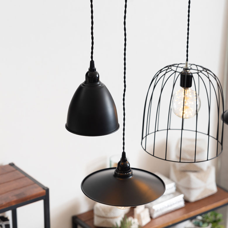 数種類のランプを並べて吊るしても素敵。