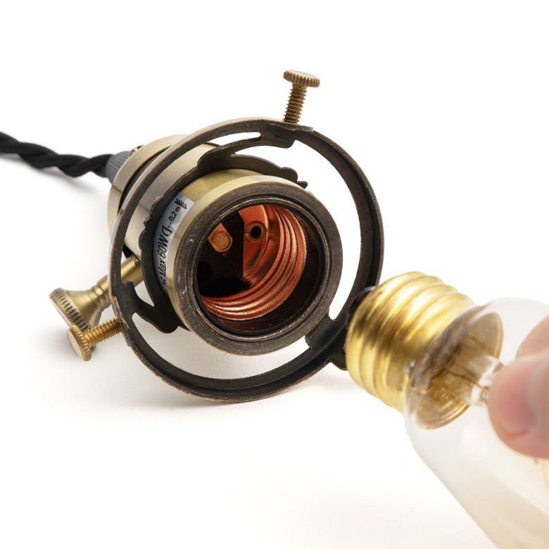 電球とコードをそろえれば、すぐにご使用いただけます。