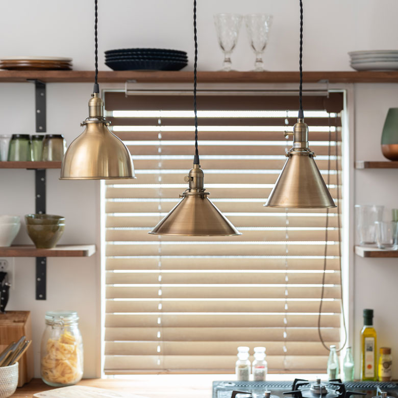 数種類のランプを並べて吊るしても素敵