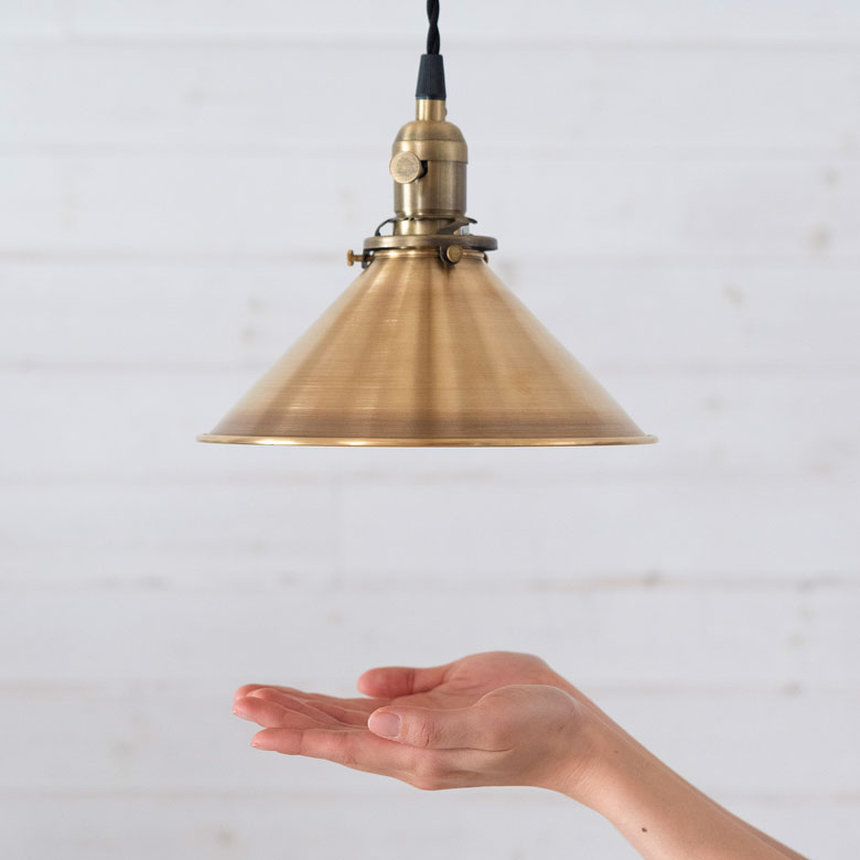 傘型のシェードは広範囲を照らします。