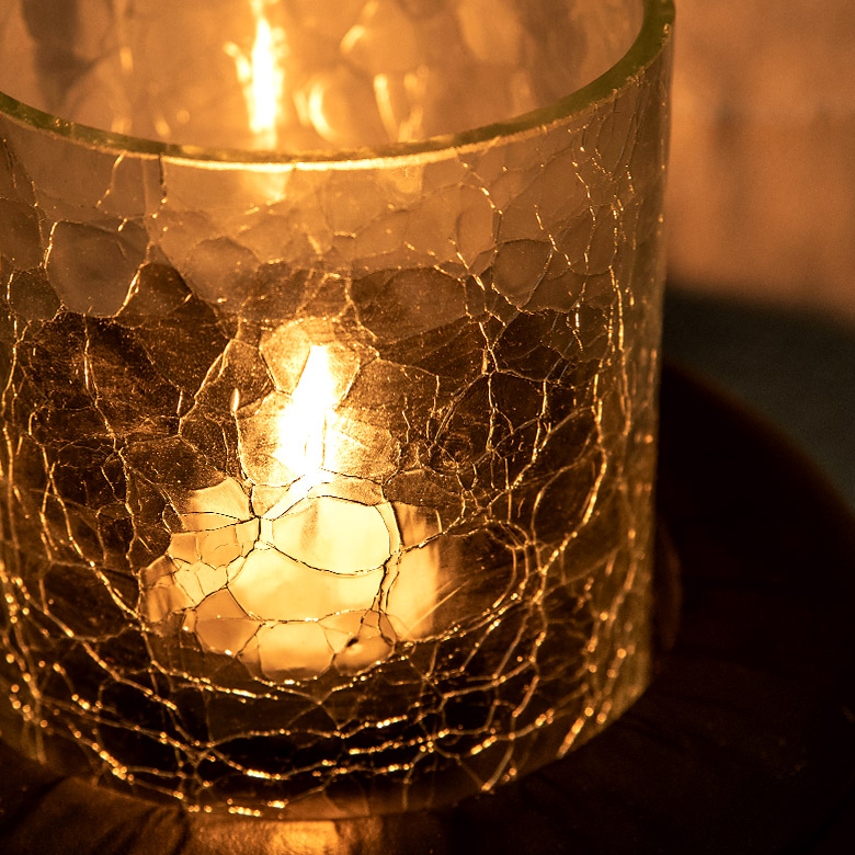 ひび割れたようなデザインのガラス部分