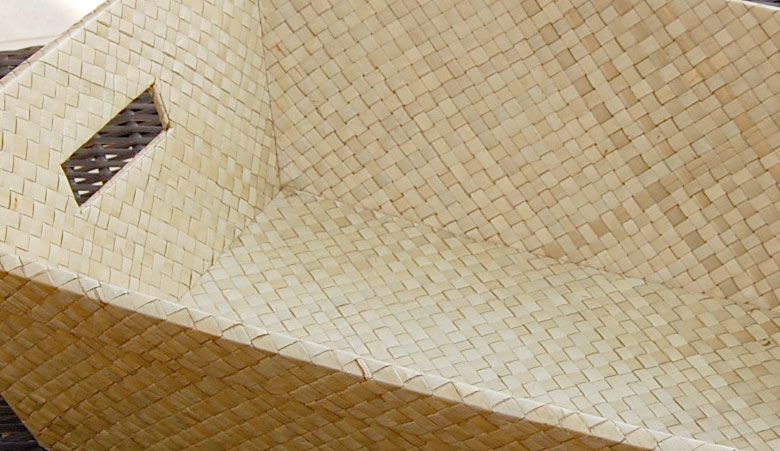 ブラウンと、素材そのままのカラーのナチュラルの2カラー展開。